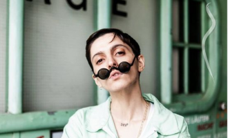 Dacid Go8lin është artistja dhe modelja shqiptare ‘queer’ e cila ka publikuar këngën “Repeat”