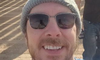 Aktori i famshëm rruan flokët për arsyen më të ëmbël