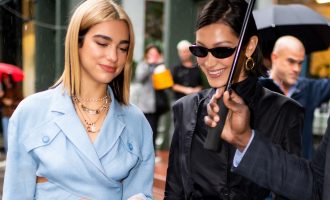 Dua Lipa dhe Bella Hadid gjejnë frymëzim tek kjo epokë