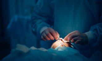 Këngëtarja shqiptare i nënshtrohet një operacioni estetik – publikon foto nga klinika