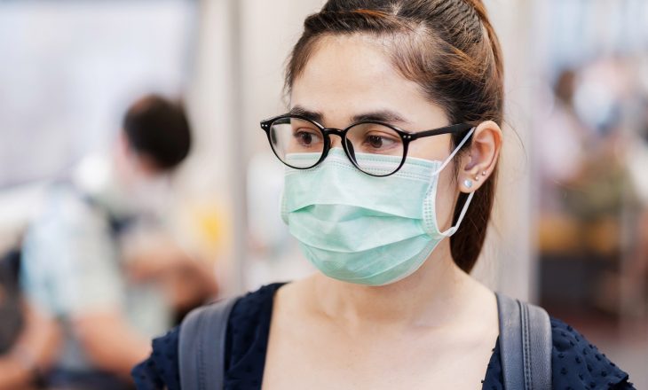 A mund të zvogëlojë rrezikun për Coronavirus mbajtja e syzeve?