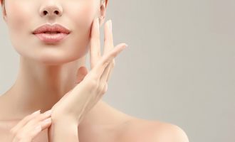 Shprehitë që duhet të përfshini në rutinën tuaj për një lëkurë të freskët dhe shkëlqyese