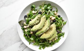 Sallatë me rukolë dhe avokado