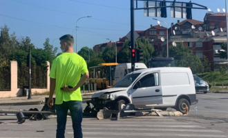 Vetë-aksident në Prishtinë – automjeti godet semaforin (Foto)