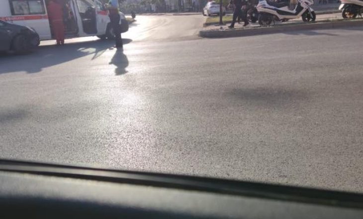 Aksident në Prishtinë në mes automjetit dhe një motoçiklete, ka të lënduar