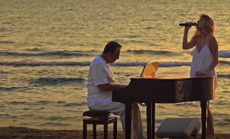 Një interpretim rrëqethës i “Kur braktisë atë që do” nga Ardit Gjebrea dhe Arilena Ara