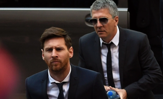 Babai i Messit arrinë në Barcelonë për të negociuar me drejtuesit e klubit rreth situatës së krijuar