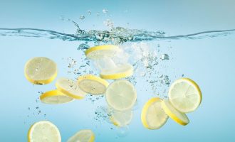 Ujë i ngrohtë me limon në mëngjes për të pastruar trupin nga toksinat