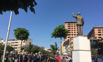 Me ndezje të alarmeve dhe uljes në gjysmë shtizë kujtohen viktimat e 11 shtatorit