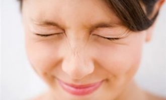 Sa herë përpëlitni qepallat brenda një dite?