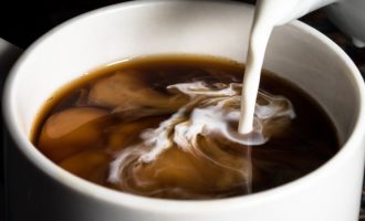 Gjëra që nuk duhet t’i shtoni kurrë kafesë tuaj