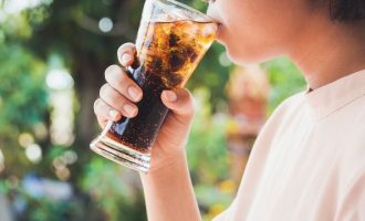 Çfarë ndodhë me trupin tuaj kur pini lëngje me gaz çdo ditë?