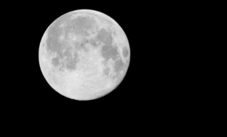 Hëna po ‘ndryshket’ dhe shkencëtarët kanë mbetur të shtangur