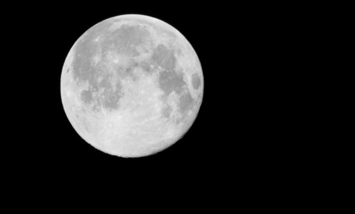 Hëna po ‘ndryshket’ dhe shkencëtarët kanë mbetur të shtangur