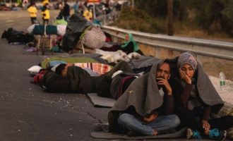 Anijet greke po ndihmojnë strehimin e 13.000 emigrantëve pasi djegjes së kampit të tyre