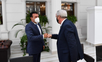 Ambasadori i Kosovës në Maqedoninë e Veriut takohet me Zaev-in
