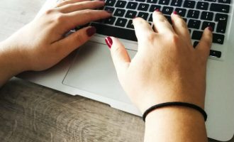 Këto arsye do ju bindin që të mos mbani më llastikun e flokëve në kyçin e dorës