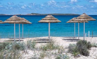 Merr rërë nga plazhi, turisti gjobitet me 1.000 euro