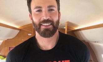 Aktori i famshëm publikon aksidentalisht një foto nudo të tij