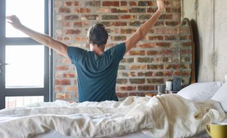 Çfarë duhet të pimë së pari sapo hapim sytë në mëngjes?