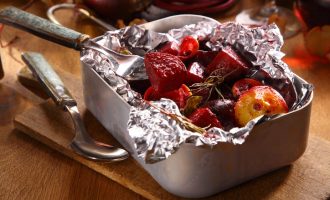 A është i sigurt ushqimi ynë në letër alumini?