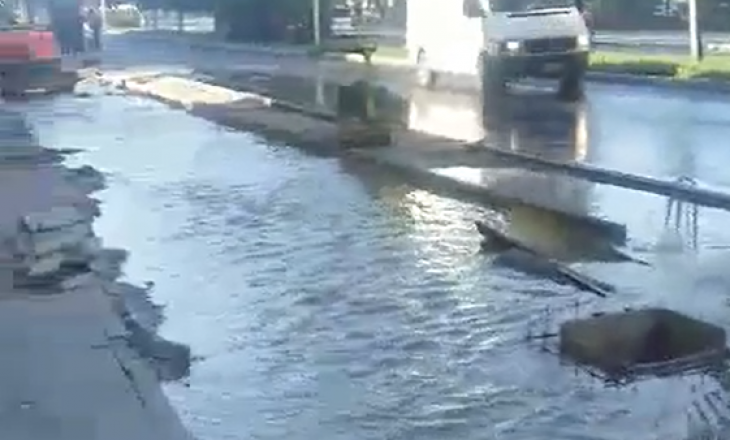 Vërshohet rruga “Agim Ramadani” në Prishtinë – shpërthen kanalizimi (VIDEO)