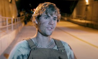 Gjithë frustrimin e dhimbjen që shkaktoi pandemia, Justin Bieber e shndërron në videoklip