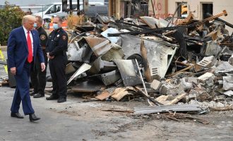 Trump viziton qytetin që u përfshi nga konflikti racor