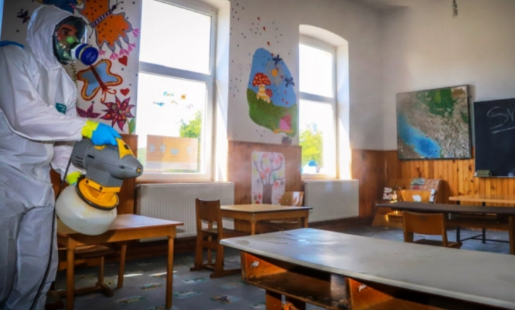 Shkolla fillore dezinfektohet nga KFOR-i