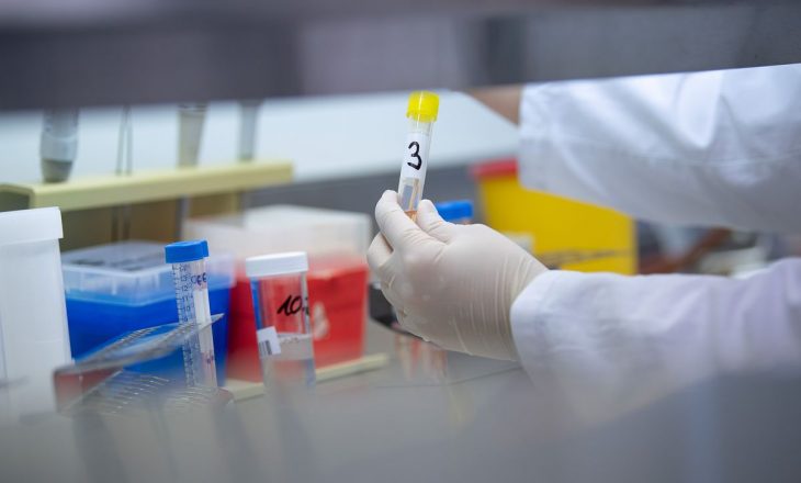 Ministria e Shëndetësisë licencon edhe dy laboratorë për testime molekulare