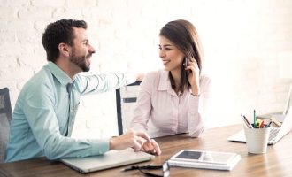 Romancë në zyrë? Kompania u prezanton punëtorëve rregullat strikte