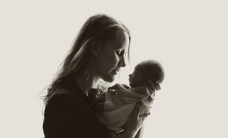 Çka është depresioni i paslindjes?