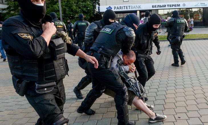 Policia bjelloruse po shtypë protestat opozitare kundër Lukashenkos