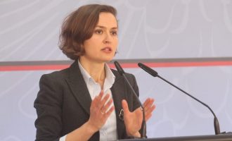 Largohet Besa Shahini nga pozita e ministres së Arsimit në Shqipëri