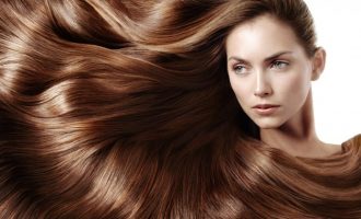 Si të bëni maska hidratuese për flokë duke përdorur gjërat që ndodhen në frigoriferin tuaj