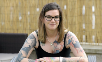 Gruaja me 23 tatuazhe kushtuar reperit Eminem synon të vendosë rekord botëror