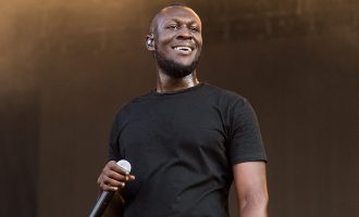 Stormzy ia dedikon videon “Superheroes” Chadwick Boseman