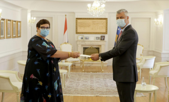 Thaçi pranon letrat kredenciale nga ambasadorja e Mbretërisë së Holandës