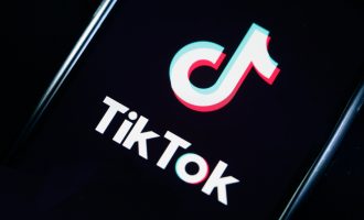 TikTok në përpjeke për të hequr videon e vetëvrasjes të transmetuar drejtpërdrejtë