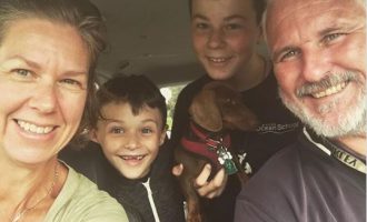 I lënë pas për shkak të Covid-19, një qen i vogël udhëtoi mbi 16 mijë km për t’u bashkuar me pronarët e tij