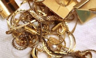 Babai ankohet në polici për djalin: Vodhi ari dhe argjend