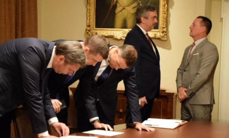 Vuçiq dhe delegacioni serb shikojnë përmbajtjen e marrëveshjes para nënshkrimit