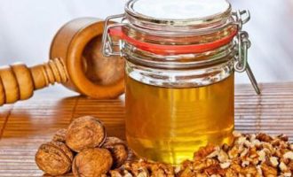 Përfitimet shëndetësore të kombinimit të mjaltit me arra