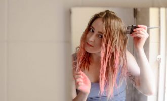 Gratë që lyejnë flokët në shtëpi nuk rrezikohen nga kanceri – thotë studimi