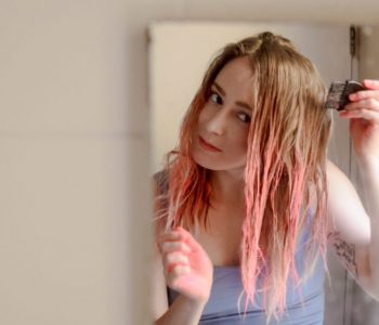 Gratë që lyejnë flokët në shtëpi nuk rrezikohen nga kanceri – thotë studimi