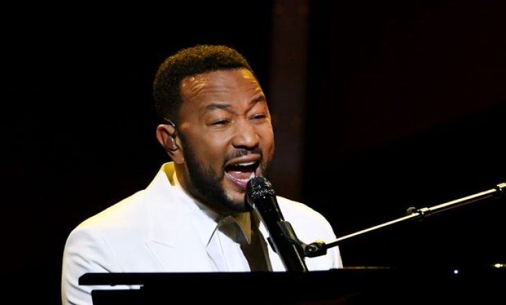 John Legend kthehet në skenë me një dedikim për gruan e tij Chrissy Teigen