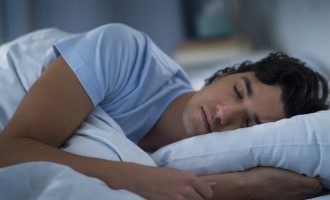 Të flemë apo të mos flemë me barkun bosh?