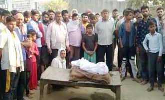 Prindërit e vajzës 6 vjeçare që vdiç si pasojë e dhunimit e vendosën trupin e saj në rrugë në mes të protestave