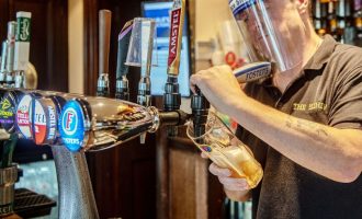 Ju nuk do të mund të porositni alkool në këto vende nëse nuk porositni edhe ushqim