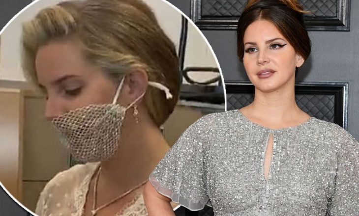 Kantautorja Lana Del Rey është kritikuar për vënien e një maske në fytyrë në një ngjarje të nënshkrimit të librit të tifozëve